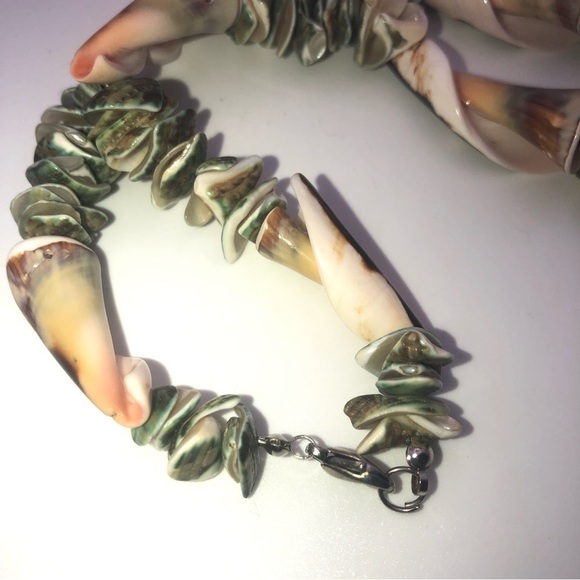 VTG Seashells Green & Cream Cone Shells Beaded Necklace 16” - Picture 3 of 4